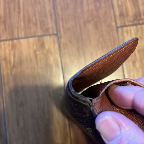 Louis Vuitton - Picture 8 of 9